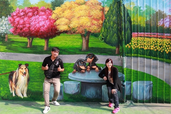 忠權彩繪社區(狗狗立體彩繪)：【彰化景點】忠權彩繪社區~讓人融化的最新3D彩繪景點，全台第一個愛犬元氣站，看超級吸睛搶戲的汪星人狗狗總動員，超萌裝置強勢啟動溫暖貼近你的心