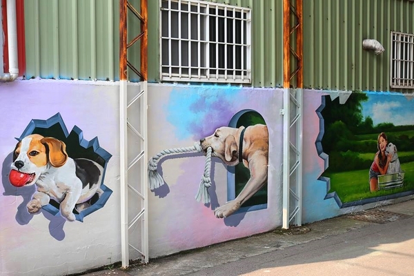 忠權彩繪社區(狗狗立體彩繪)：【彰化景點】忠權彩繪社區~讓人融化的最新3D彩繪景點，全台第一個愛犬元氣站，看超級吸睛搶戲的汪星人狗狗總動員，超萌裝置強勢啟動溫暖貼近你的心