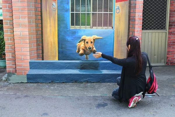 忠權彩繪社區(狗狗立體彩繪)：【彰化景點】忠權彩繪社區~讓人融化的最新3D彩繪景點，全台第一個愛犬元氣站，看超級吸睛搶戲的汪星人狗狗總動員，超萌裝置強勢啟動溫暖貼近你的心