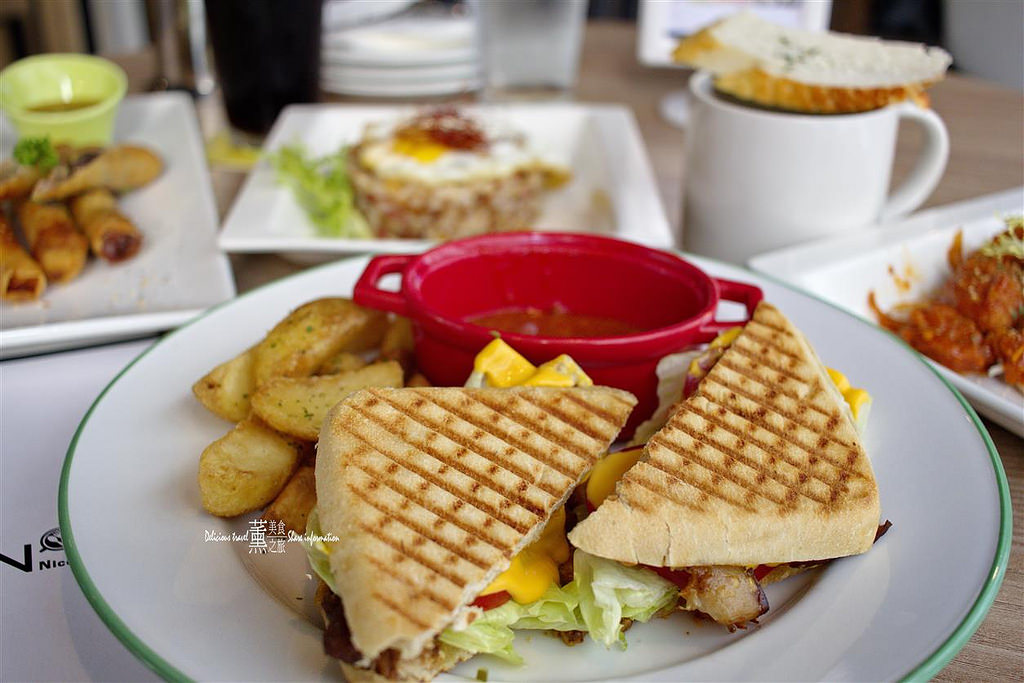 DEN nice meal + bar.小餐館