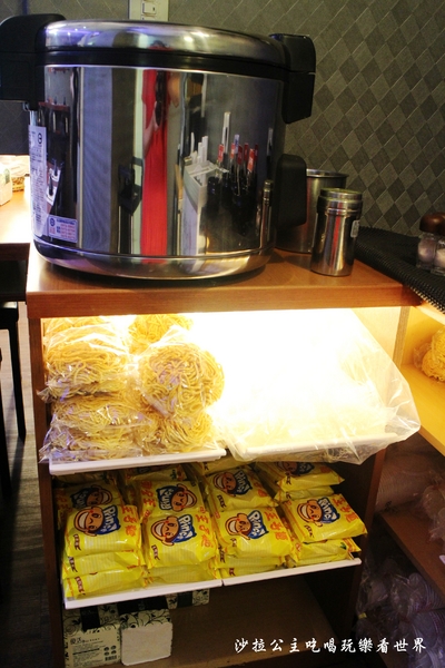 大岡一番:蘆洲火鍋『大剛一番』平價涮涮鍋150元起/副餐吃到飽/個人鴛鴦鍋風味湯免加價