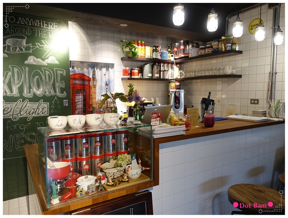 任意門旅行風咖啡館Anywhere Cafe %26; Travel 吧檯.JPG