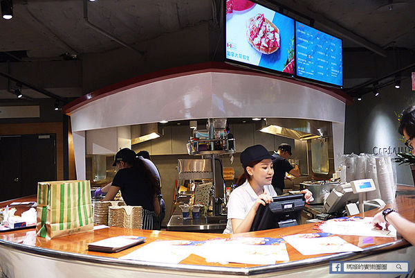 Captain Lobster:◆台北信義【Captain Lobster】產地直送加拿大龍蝦堡。北海道松葉蟹腳堡。捷運市政府站美食。新光三越信義新天地A11美食。愛評體驗團