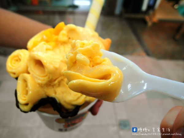 貝爾倫炒凍捲 炒冰捲 炒冰淇淋：〖台中│美食〗貝爾倫炒凍捲 炒冰捲 炒冰淇淋 ❤ 逢甲夜市今夏必吃消暑聖品~以牛奶冰淇淋為基底，添加新鮮水果、餅乾入料，現炒出一捲又一捲美味的冰淇淋!!