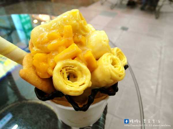 貝爾倫炒凍捲 炒冰捲 炒冰淇淋：〖台中│美食〗貝爾倫炒凍捲 炒冰捲 炒冰淇淋 ❤ 逢甲夜市今夏必吃消暑聖品~以牛奶冰淇淋為基底，添加新鮮水果、餅乾入料，現炒出一捲又一捲美味的冰淇淋!!