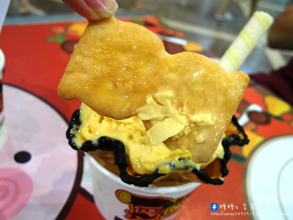 貝爾倫炒凍捲 炒冰捲 炒冰淇淋：〖台中│美食〗貝爾倫炒凍捲 炒冰捲 炒冰淇淋 ❤ 逢甲夜市今夏必吃消暑聖品~以牛奶冰淇淋為基底，添加新鮮水果、餅乾入料，現炒出一捲又一捲美味的冰淇淋!!