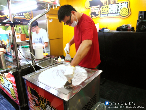 貝爾倫炒凍捲 炒冰捲 炒冰淇淋：〖台中│美食〗貝爾倫炒凍捲 炒冰捲 炒冰淇淋 ❤ 逢甲夜市今夏必吃消暑聖品~以牛奶冰淇淋為基底，添加新鮮水果、餅乾入料，現炒出一捲又一捲美味的冰淇淋!!