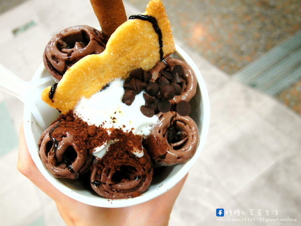 貝爾倫炒凍捲 炒冰捲 炒冰淇淋：〖台中│美食〗貝爾倫炒凍捲 炒冰捲 炒冰淇淋 ❤ 逢甲夜市今夏必吃消暑聖品~以牛奶冰淇淋為基底，添加新鮮水果、餅乾入料，現炒出一捲又一捲美味的冰淇淋!!