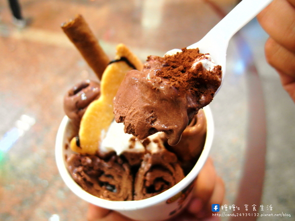 貝爾倫炒凍捲 炒冰捲 炒冰淇淋：〖台中│美食〗貝爾倫炒凍捲 炒冰捲 炒冰淇淋 ❤ 逢甲夜市今夏必吃消暑聖品~以牛奶冰淇淋為基底，添加新鮮水果、餅乾入料，現炒出一捲又一捲美味的冰淇淋!!