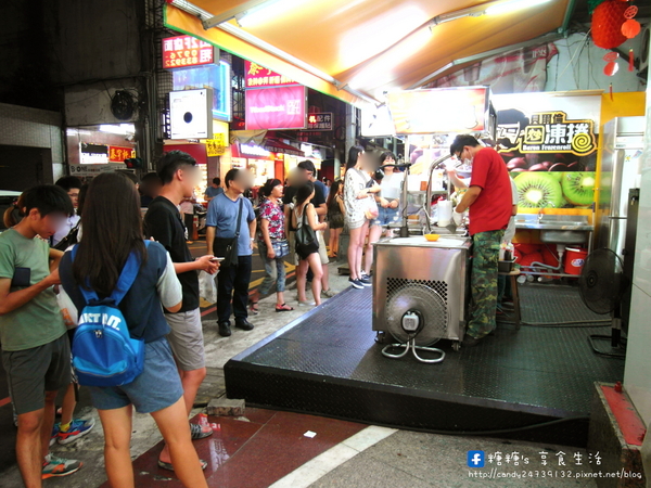 貝爾倫炒凍捲 炒冰捲 炒冰淇淋：〖台中│美食〗貝爾倫炒凍捲 炒冰捲 炒冰淇淋 ❤ 逢甲夜市今夏必吃消暑聖品~以牛奶冰淇淋為基底，添加新鮮水果、餅乾入料，現炒出一捲又一捲美味的冰淇淋!!