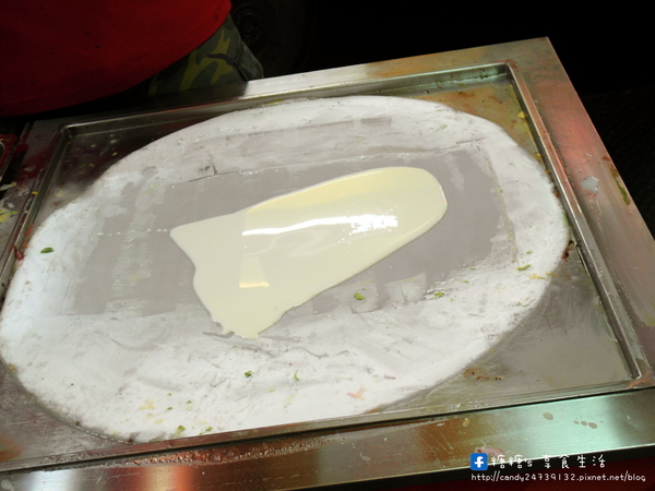 貝爾倫炒凍捲 炒冰捲 炒冰淇淋：〖台中│美食〗貝爾倫炒凍捲 炒冰捲 炒冰淇淋 ❤ 逢甲夜市今夏必吃消暑聖品~以牛奶冰淇淋為基底，添加新鮮水果、餅乾入料，現炒出一捲又一捲美味的冰淇淋!!