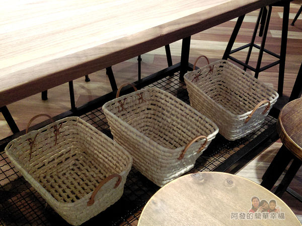 喜悅早餐坊08-餐桌下的置物籃