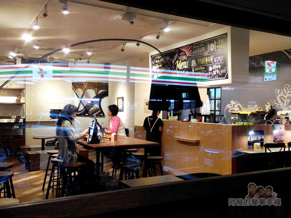 喜悅早餐坊02-窗外的店內