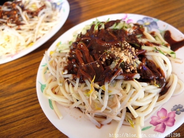 王家涼麵：【美食特搜。屏東市】王家涼麵。榜上有名在地人早餐 醬多清爽 麵Q有勁 還有免費味噌湯喝到飽