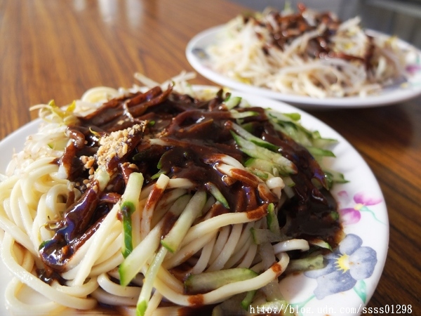 王家涼麵：【美食特搜。屏東市】王家涼麵。榜上有名在地人早餐 醬多清爽 麵Q有勁 還有免費味噌湯喝到飽