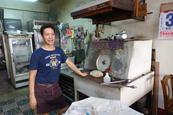 清真小吃店:(胖樺食記)捷運南勢角站推薦緬甸奶茶及烤餅「清真小吃店」/華新街推薦早茶/興南夜市