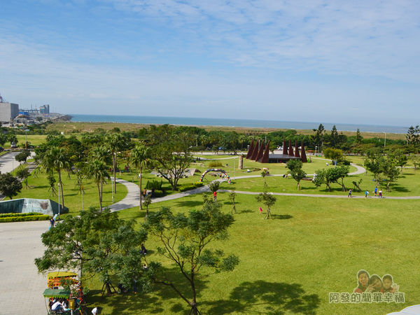 十三行博物館40-博物館後方的大面積草皮公園