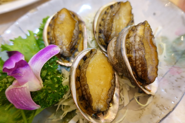 小漁村平價海鮮:(胖樺食記)龜吼漁港「小漁村平價海鮮」,秋蟹正肥美必要存錢來吃/萬里蟹/花蟹/石門洞