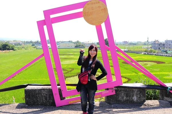 三春老樹稻田彩繪：【彰化景點】彰化花壇三春老樹稻田彩繪~2016跟著任意門來到三春老樹稻田彩繪的茉莉花、竹筍還有螢火蟲，一起點亮花壇