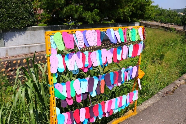 三春老樹稻田彩繪：【彰化景點】彰化花壇三春老樹稻田彩繪~2016跟著任意門來到三春老樹稻田彩繪的茉莉花、竹筍還有螢火蟲，一起點亮花壇