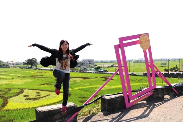 三春老樹稻田彩繪：【彰化景點】彰化花壇三春老樹稻田彩繪~2016跟著任意門來到三春老樹稻田彩繪的茉莉花、竹筍還有螢火蟲，一起點亮花壇