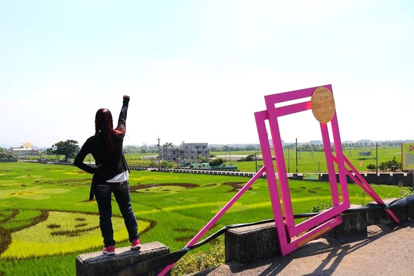 三春老樹稻田彩繪：【彰化景點】彰化花壇三春老樹稻田彩繪~2016跟著任意門來到三春老樹稻田彩繪的茉莉花、竹筍還有螢火蟲，一起點亮花壇