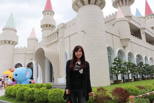 新莊泰舍至善元：【新北市景點】新莊新地標泰舍至善元~繁華熱鬧的新莊區黃金路段蹦出了耀眼的大型城堡，派對動物在城堡前狂歡，另類賣房子行銷好有創意