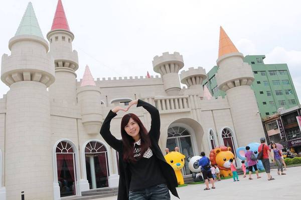 新莊泰舍至善元：【新北市景點】新莊新地標泰舍至善元~繁華熱鬧的新莊區黃金路段蹦出了耀眼的大型城堡，派對動物在城堡前狂歡，另類賣房子行銷好有創意