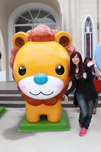 新莊泰舍至善元：【新北市景點】新莊新地標泰舍至善元~繁華熱鬧的新莊區黃金路段蹦出了耀眼的大型城堡，派對動物在城堡前狂歡，另類賣房子行銷好有創意