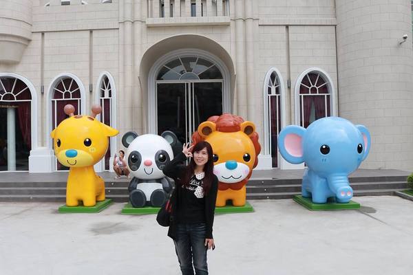 新莊泰舍至善元：【新北市景點】新莊新地標泰舍至善元~繁華熱鬧的新莊區黃金路段蹦出了耀眼的大型城堡，派對動物在城堡前狂歡，另類賣房子行銷好有創意