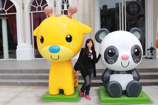 新莊泰舍至善元：【新北市景點】新莊新地標泰舍至善元~繁華熱鬧的新莊區黃金路段蹦出了耀眼的大型城堡，派對動物在城堡前狂歡，另類賣房子行銷好有創意