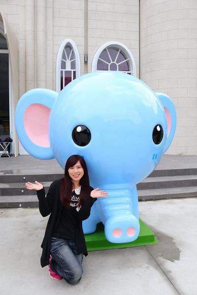 新莊泰舍至善元：【新北市景點】新莊新地標泰舍至善元~繁華熱鬧的新莊區黃金路段蹦出了耀眼的大型城堡，派對動物在城堡前狂歡，另類賣房子行銷好有創意