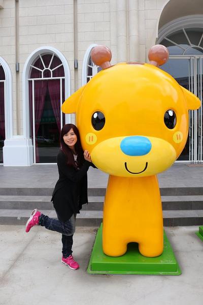 新莊泰舍至善元：【新北市景點】新莊新地標泰舍至善元~繁華熱鬧的新莊區黃金路段蹦出了耀眼的大型城堡，派對動物在城堡前狂歡，另類賣房子行銷好有創意