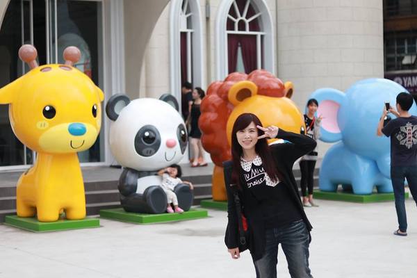 新莊泰舍至善元：【新北市景點】新莊新地標泰舍至善元~繁華熱鬧的新莊區黃金路段蹦出了耀眼的大型城堡，派對動物在城堡前狂歡，另類賣房子行銷好有創意