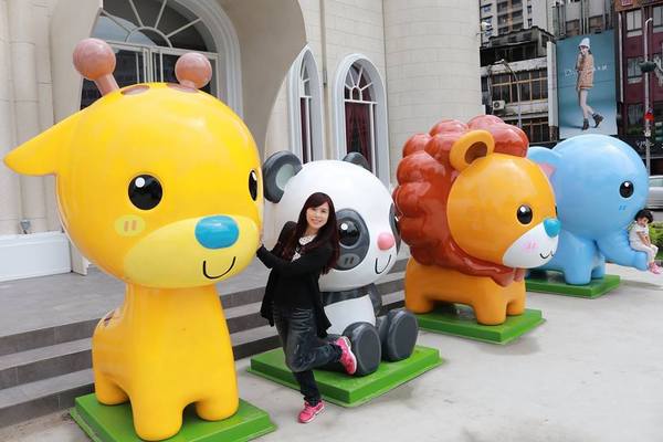 新莊泰舍至善元：【新北市景點】新莊新地標泰舍至善元~繁華熱鬧的新莊區黃金路段蹦出了耀眼的大型城堡，派對動物在城堡前狂歡，另類賣房子行銷好有創意