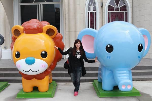 新莊泰舍至善元：【新北市景點】新莊新地標泰舍至善元~繁華熱鬧的新莊區黃金路段蹦出了耀眼的大型城堡，派對動物在城堡前狂歡，另類賣房子行銷好有創意