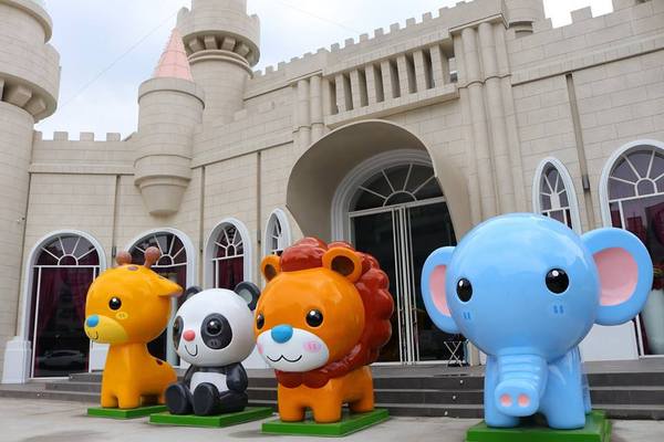 新莊泰舍至善元：【新北市景點】新莊新地標泰舍至善元~繁華熱鬧的新莊區黃金路段蹦出了耀眼的大型城堡，派對動物在城堡前狂歡，另類賣房子行銷好有創意