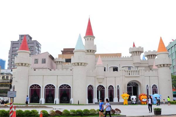 新莊泰舍至善元：【新北市景點】新莊新地標泰舍至善元~繁華熱鬧的新莊區黃金路段蹦出了耀眼的大型城堡，派對動物在城堡前狂歡，另類賣房子行銷好有創意