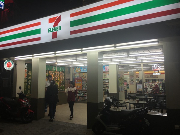 7-11 統一超商：[捷運板橋站-漢東店] 小七生活真的好便利的好鄰居*無時無刻都忘不了它的存在！
