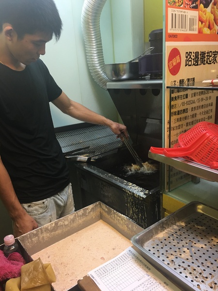 貴族派雞排(板橋縣民店)：[捷運板橋站美食]**貴族派雞排(板橋縣民店)**平價原味雞排*外酥肉軟又多汁**夜宵的不二選擇**