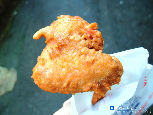 現炸雞翅:〖台中│美食〗西安街現炸雞翅 ❤ 逢甲巷弄排隊美食,現炸雞翅香噴噴出爐,外皮香脆,肉質軟嫩多汁,雞腿、雞翅、雞塊都不錯!!