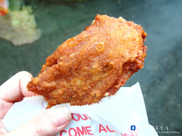 現炸雞翅:〖台中│美食〗西安街現炸雞翅 ❤ 逢甲巷弄排隊美食,現炸雞翅香噴噴出爐,外皮香脆,肉質軟嫩多汁,雞腿、雞翅、雞塊都不錯!!