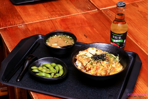 小學日燒肉丼食堂：【內湖巷弄美食】☼小學日燒肉丼食堂☼內科美食/教室主題餐廳/捷運港墘、西湖站/自製蔬果燒烤醬汁，香甜不死鹹，美味的燒肉，懷念的小學教室食堂