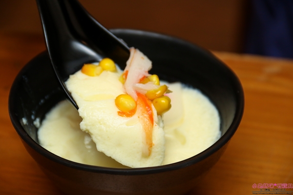 小學日燒肉丼食堂：【內湖巷弄美食】☼小學日燒肉丼食堂☼內科美食/教室主題餐廳/捷運港墘、西湖站/自製蔬果燒烤醬汁，香甜不死鹹，美味的燒肉，懷念的小學教室食堂