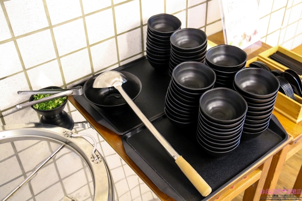 小學日燒肉丼食堂：【內湖巷弄美食】☼小學日燒肉丼食堂☼內科美食/教室主題餐廳/捷運港墘、西湖站/自製蔬果燒烤醬汁，香甜不死鹹，美味的燒肉，懷念的小學教室食堂