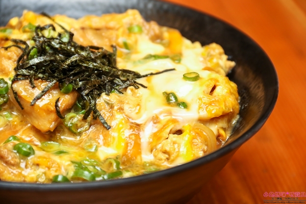 小學日燒肉丼食堂：【內湖巷弄美食】☼小學日燒肉丼食堂☼內科美食/教室主題餐廳/捷運港墘、西湖站/自製蔬果燒烤醬汁，香甜不死鹹，美味的燒肉，懷念的小學教室食堂