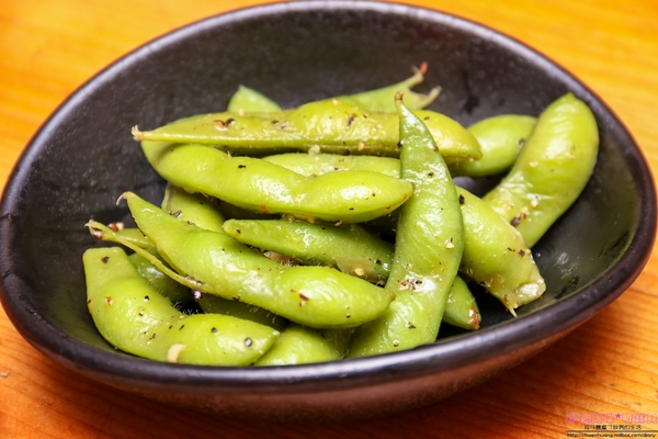 小學日燒肉丼食堂：【內湖巷弄美食】☼小學日燒肉丼食堂☼內科美食/教室主題餐廳/捷運港墘、西湖站/自製蔬果燒烤醬汁，香甜不死鹹，美味的燒肉，懷念的小學教室食堂