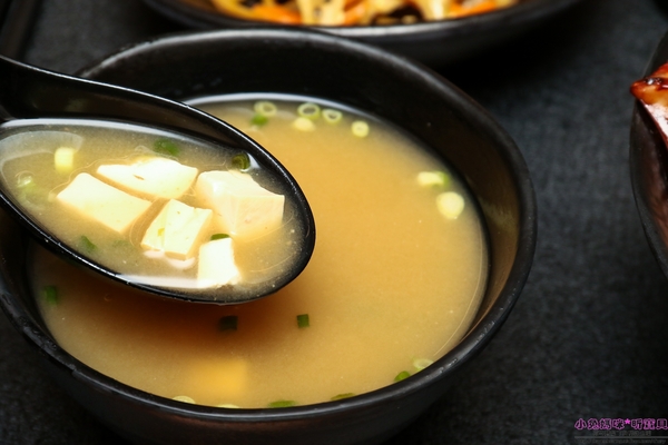 小學日燒肉丼食堂：【內湖巷弄美食】☼小學日燒肉丼食堂☼內科美食/教室主題餐廳/捷運港墘、西湖站/自製蔬果燒烤醬汁，香甜不死鹹，美味的燒肉，懷念的小學教室食堂