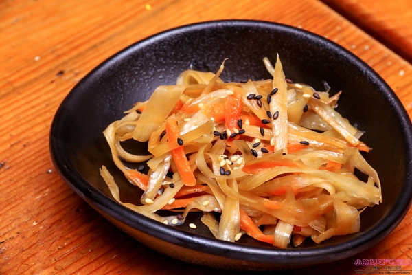 小學日燒肉丼食堂：【內湖巷弄美食】☼小學日燒肉丼食堂☼內科美食/教室主題餐廳/捷運港墘、西湖站/自製蔬果燒烤醬汁，香甜不死鹹，美味的燒肉，懷念的小學教室食堂