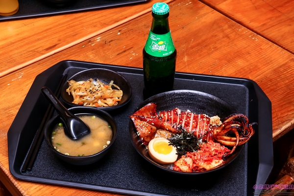 小學日燒肉丼食堂：【內湖巷弄美食】☼小學日燒肉丼食堂☼內科美食/教室主題餐廳/捷運港墘、西湖站/自製蔬果燒烤醬汁，香甜不死鹹，美味的燒肉，懷念的小學教室食堂